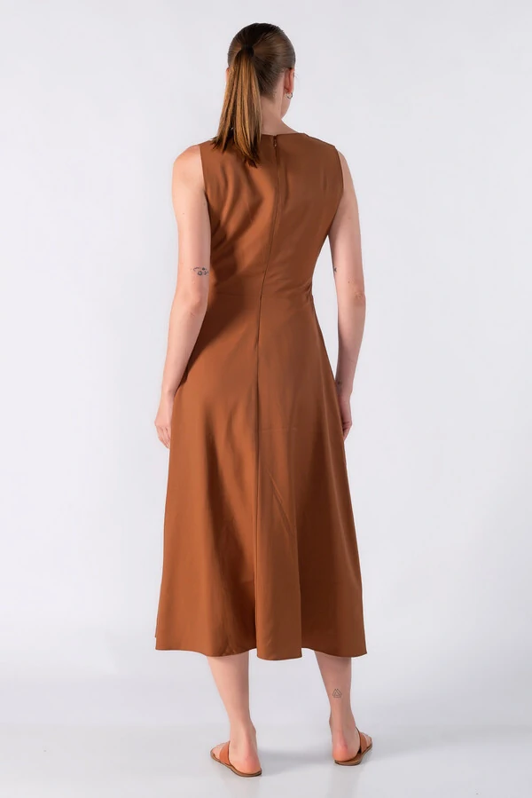 Vestido midi com torcao no busto