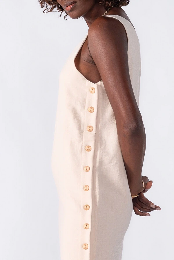 Vestido midi com detalhes em botoes laterais