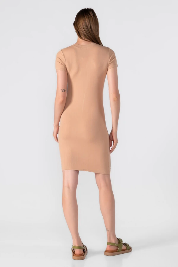 Vestido canelado manga curta