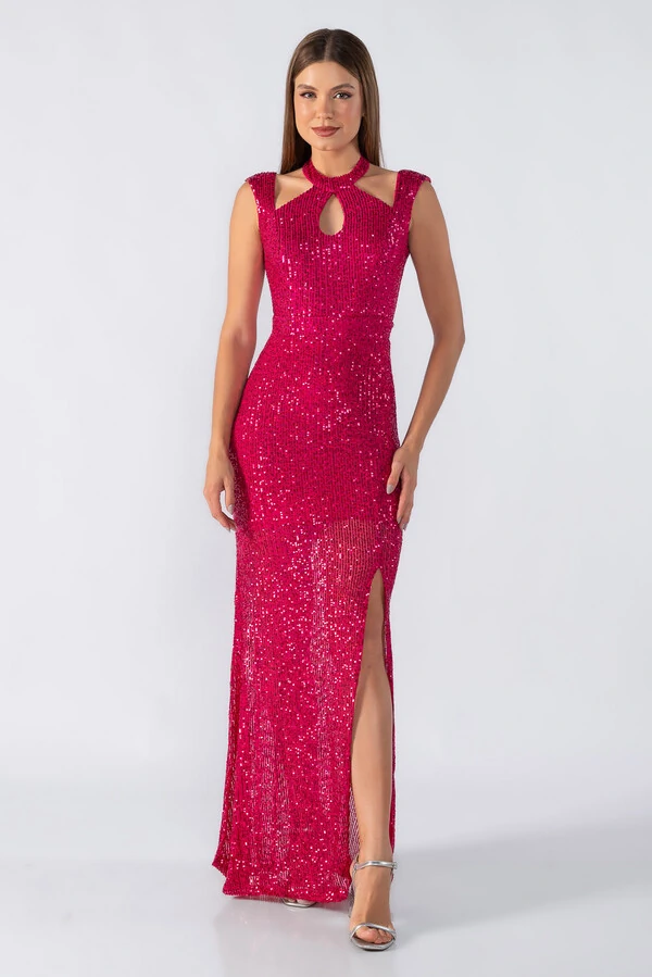 Vestido longo com recortes no decote