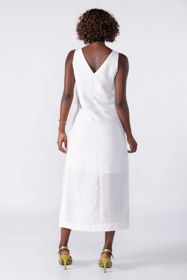 Vestido midi com detalhes em botoes laterais