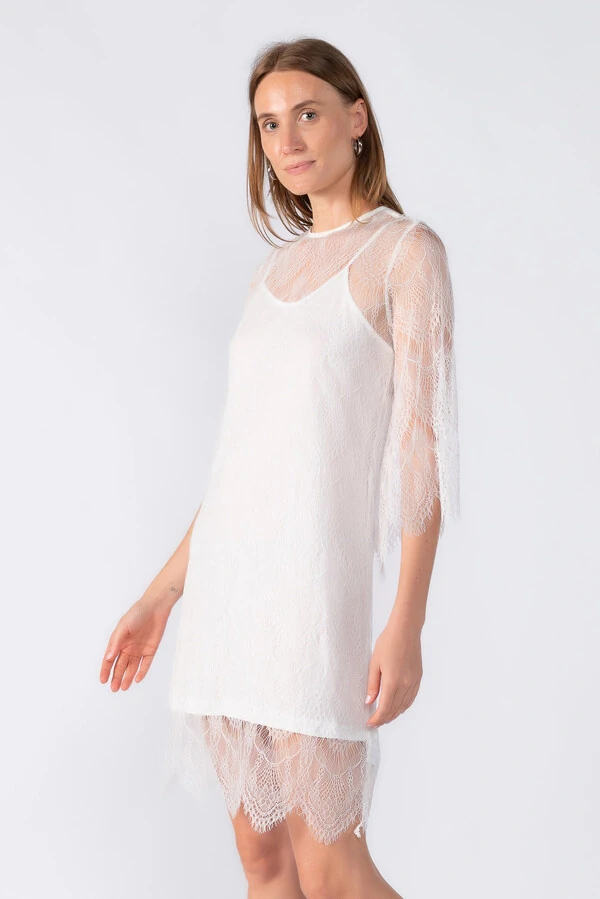 Vestido curto em renda manga 3/4