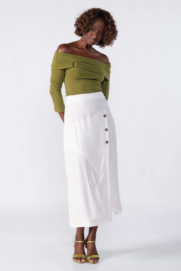 Saia midi assimetrica com detalhes em pesponto