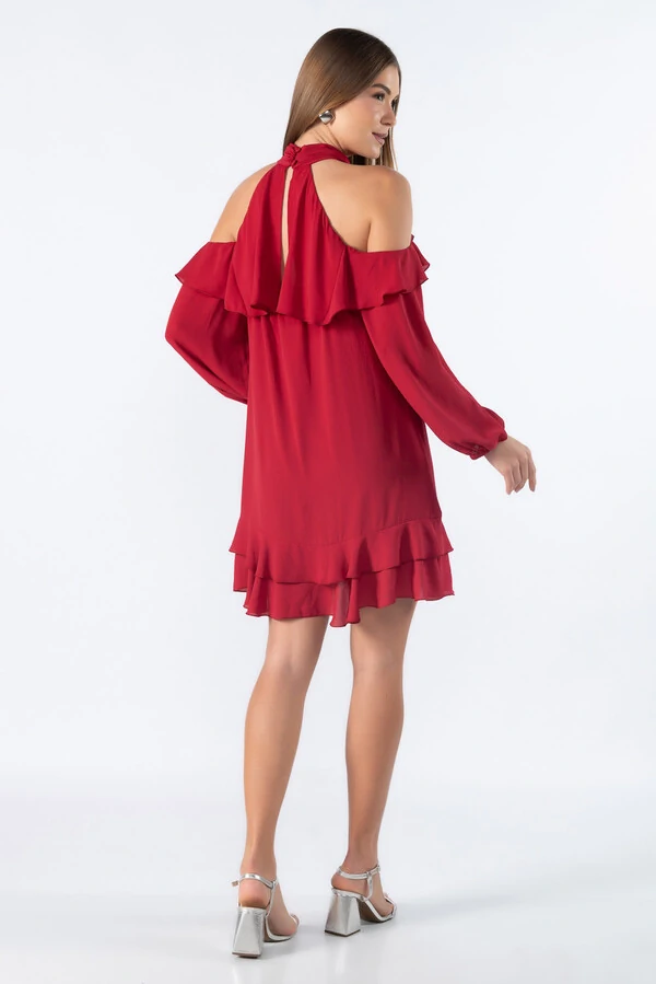 Vestido curto e detalhes em babado