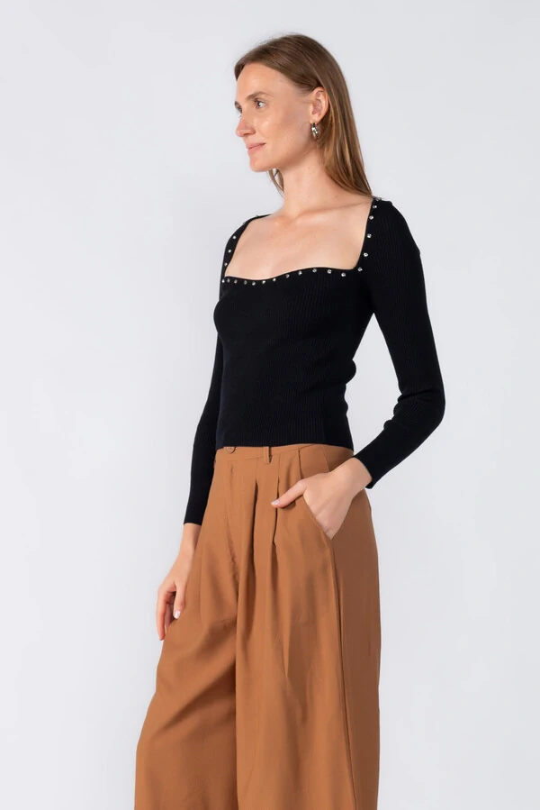 Blusa canelada manga longa com aplicaçoes no decote