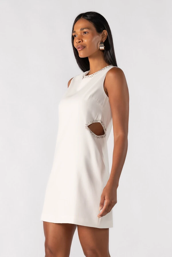 Vestido curto com aplicacoes e recorte