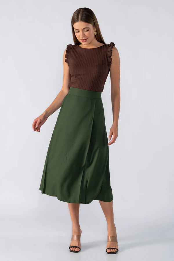 Saia midi evase com detalhes em pregas