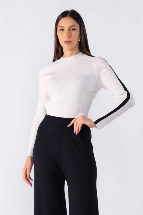 Blusa canelada faixa lateral na manga