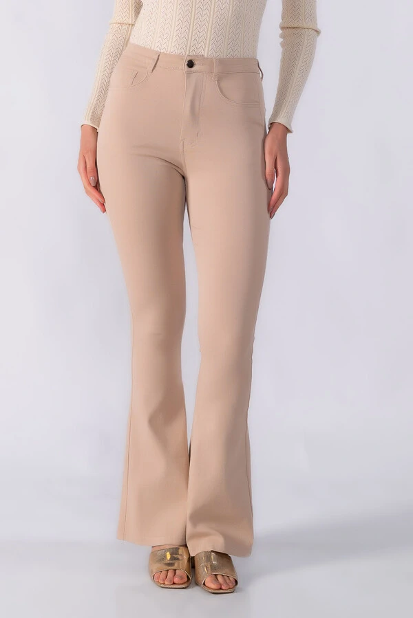 Calca flare classica com bolsos