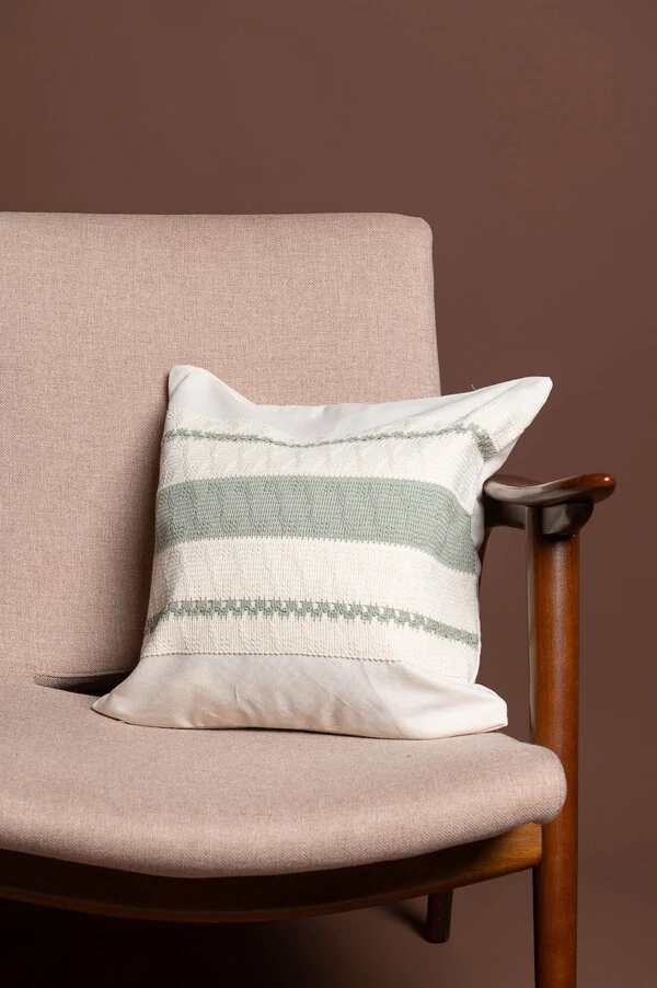 Capa de almofada detalhe em croche