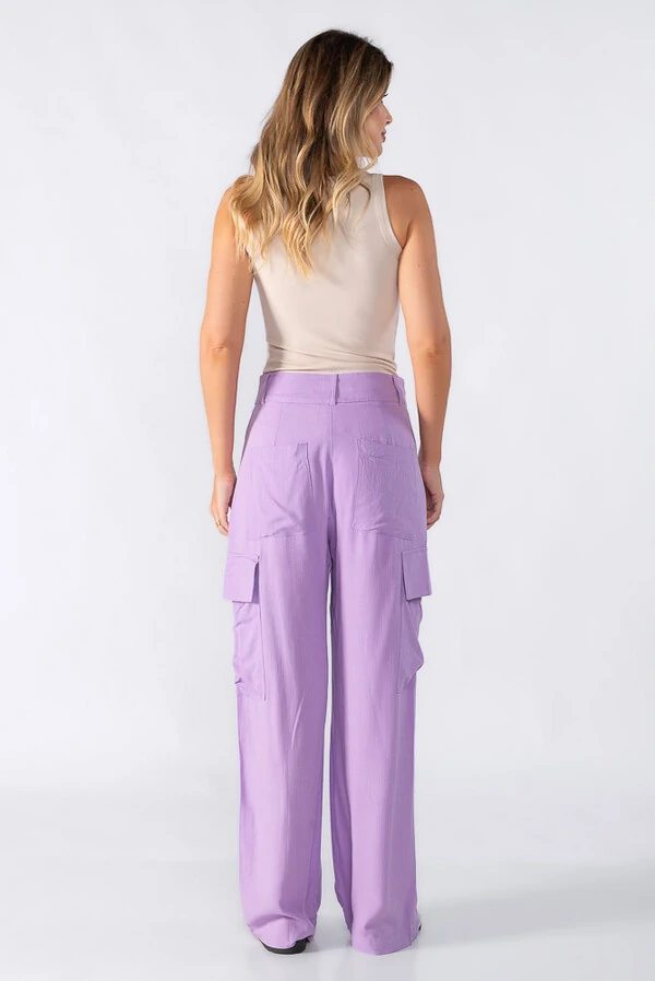 Calca pantalona com cinto e bolsos laterais