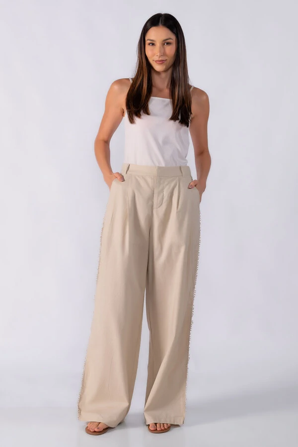Calça com aplicações laterais