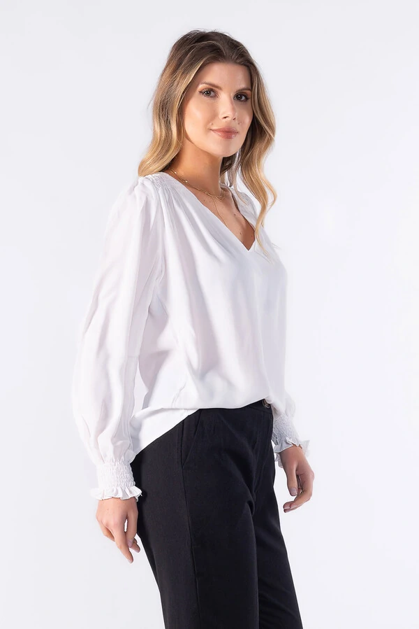 Blusa bata em crepe com detalhe em lastex