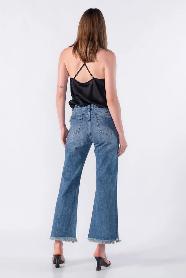 Calca jeans com detalhe desfiado na barra
