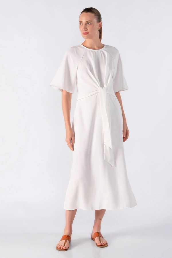 Vestido midi com transpasse na cintura