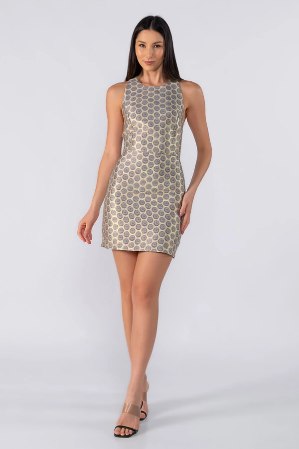 Vestido curto com detalhe nas costas