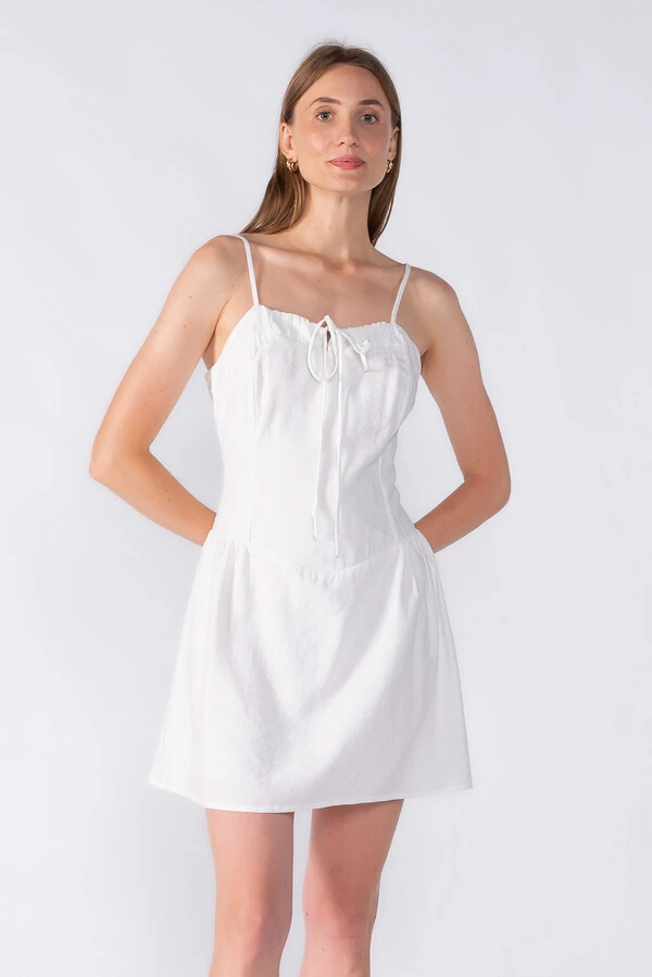 Vestido curto alca fina e amarraco no decote