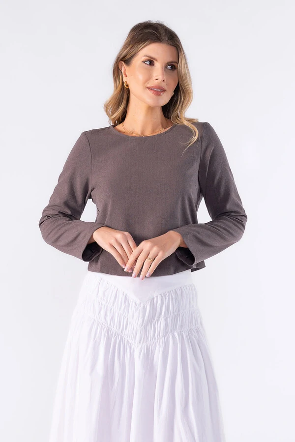 Blusa curta com botao forrado