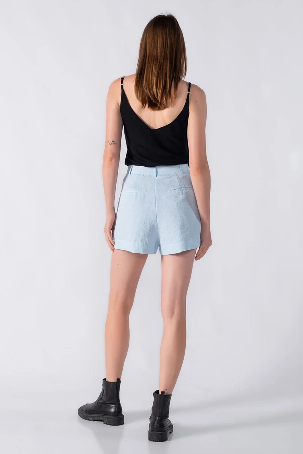 Shorts saia com botao forrado