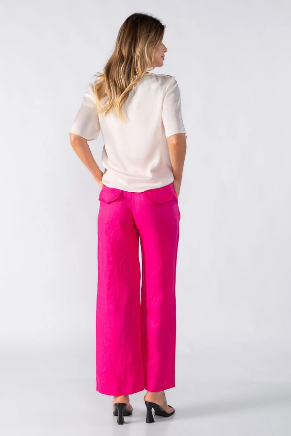 Calca reta com bolsos