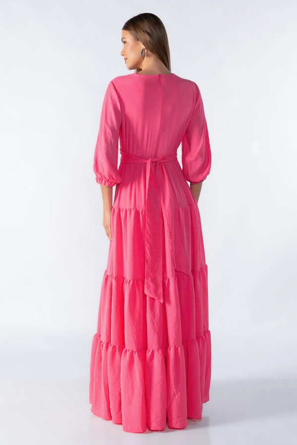 Vestido longo com babados com faixa
