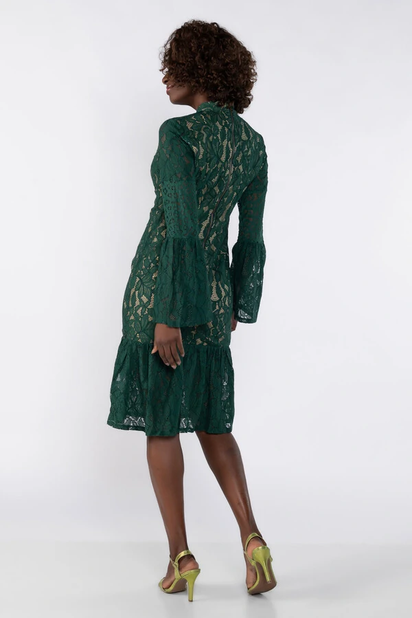 Vestido de renda com fundo bege