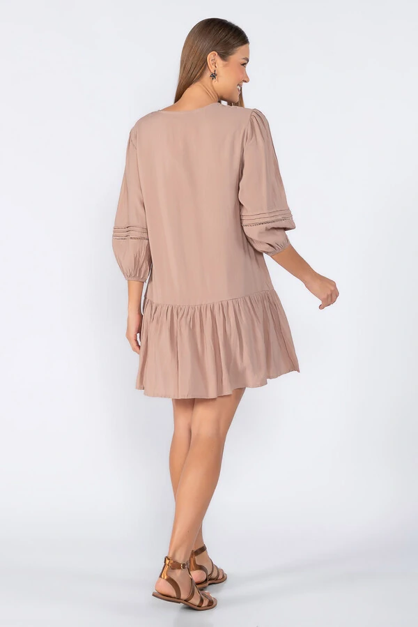 Vestido com manga bufante com detalhes