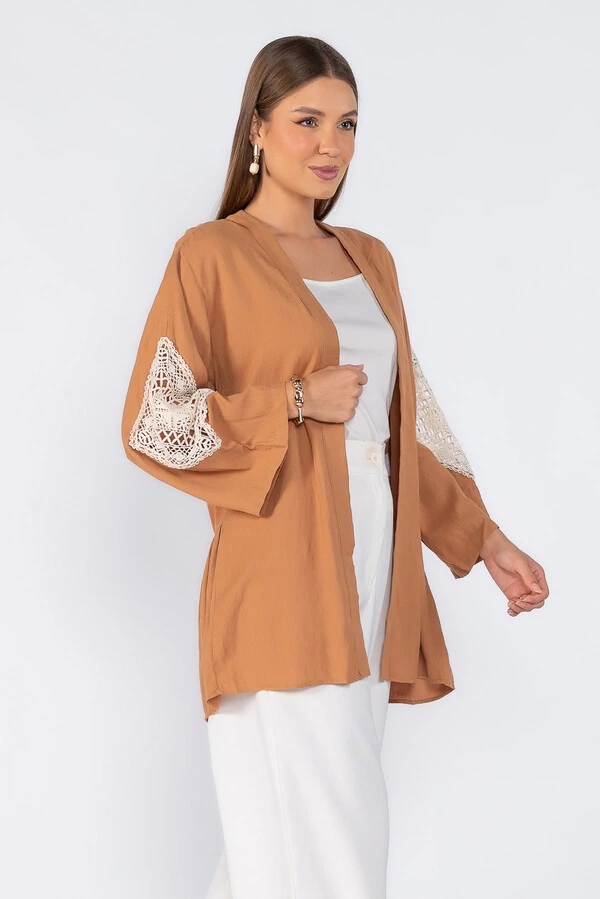 Kimono com detalhe bordado na manga