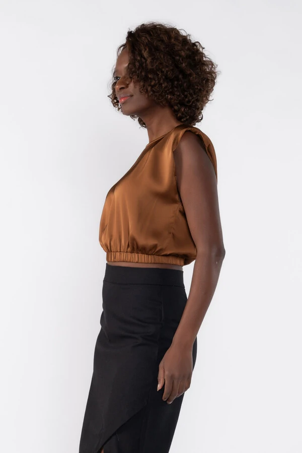 Blusa cropped com ombreiras e elastico na barra