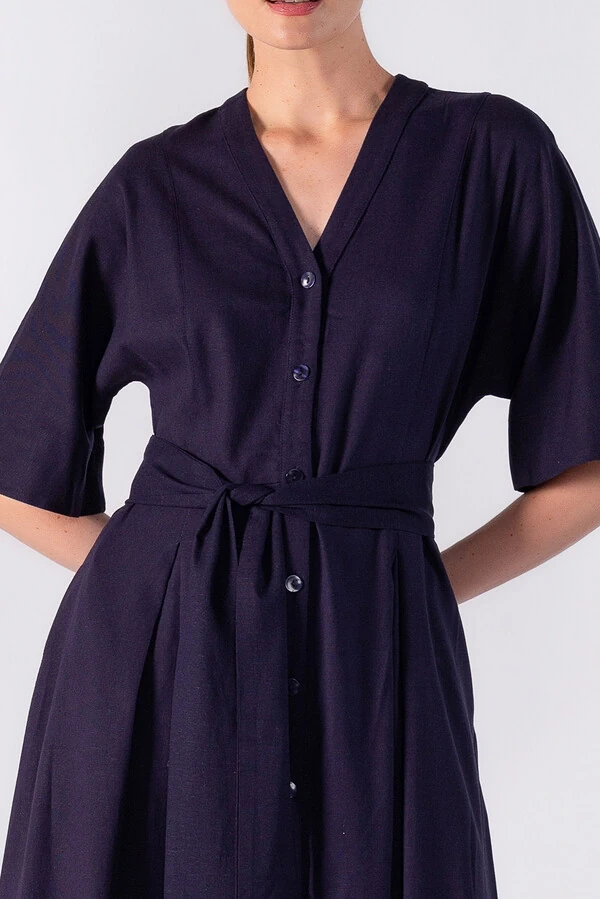 Vestido midi com botoes e faixa
