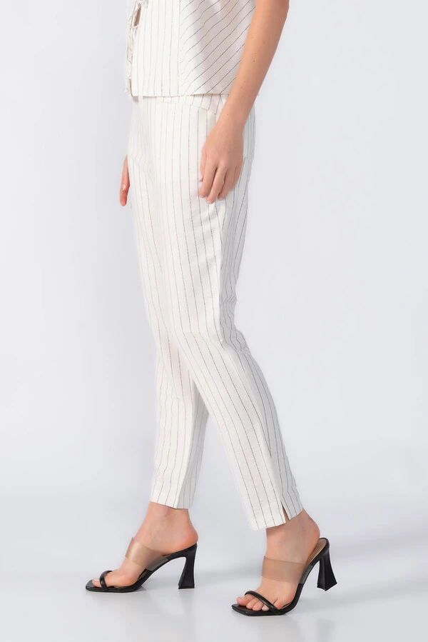 Calça risca de giz com bolso frontal