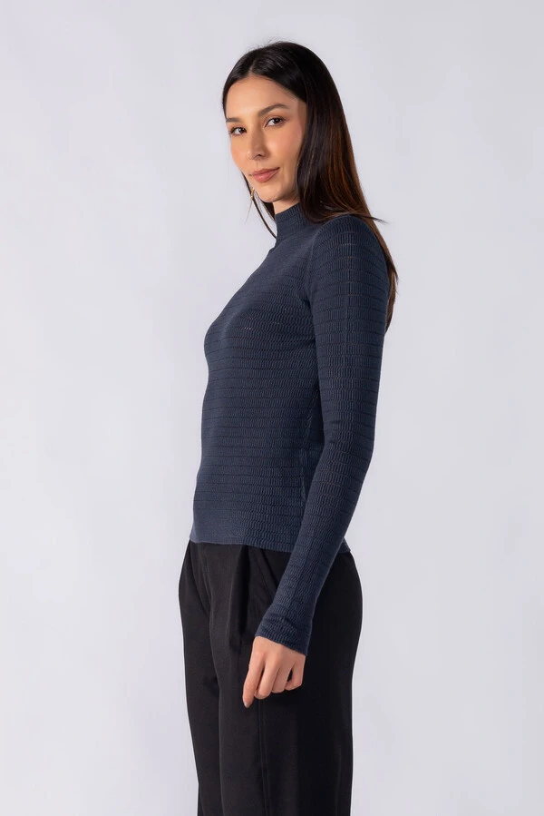 Blusa texturizada gola alta