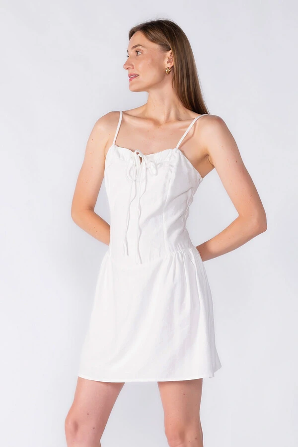 Vestido curto alca fina e amarraco no decote