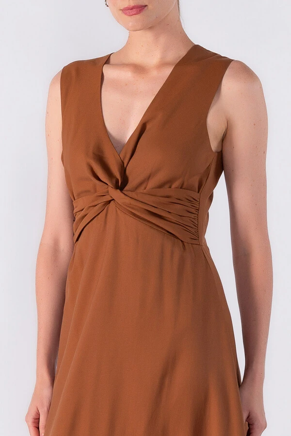 Vestido midi com torcao no busto