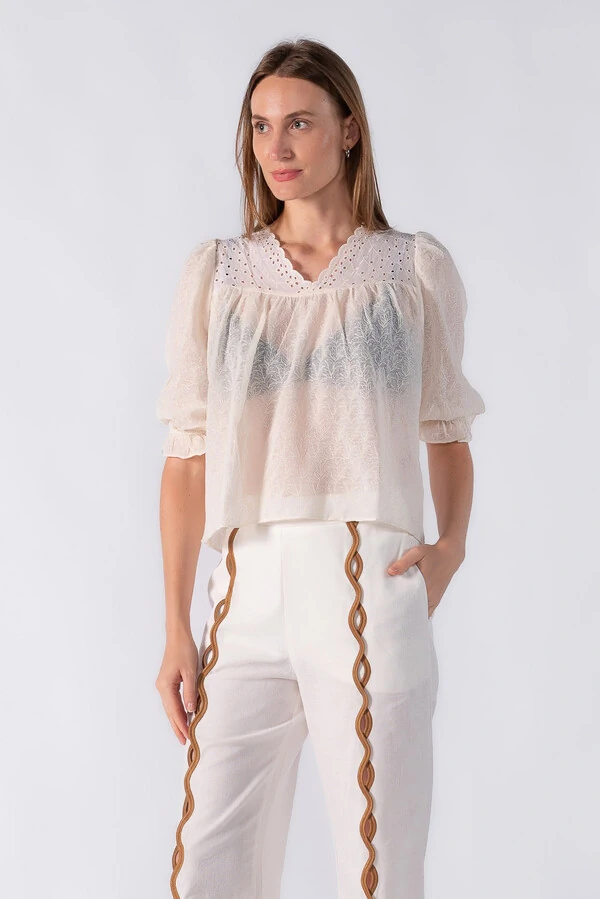 Blusa bata texturizada e manga 3/4