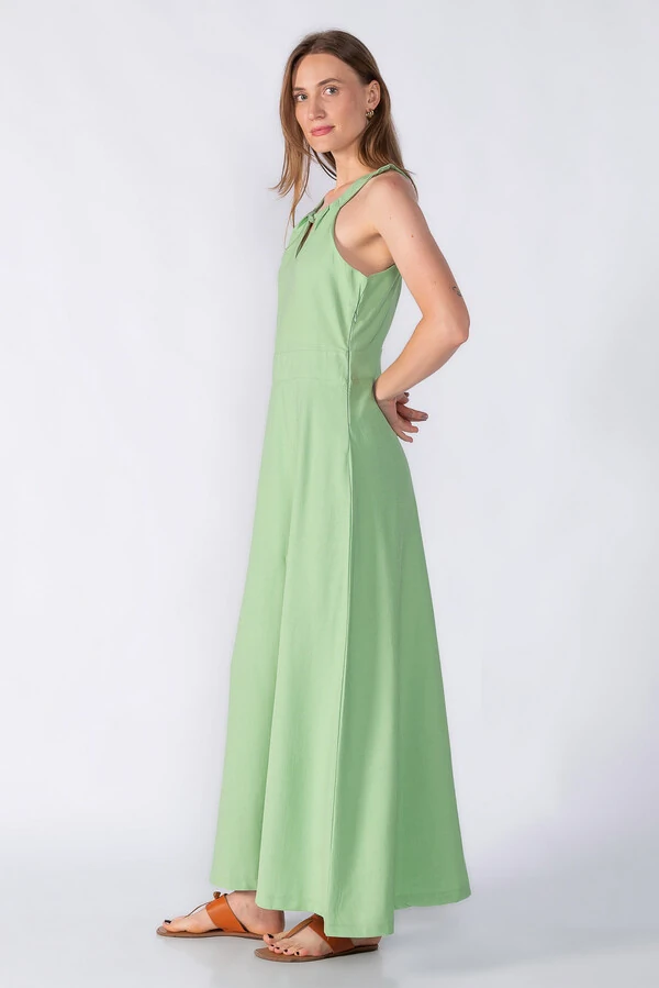 Vestido longo com detalhe no decote