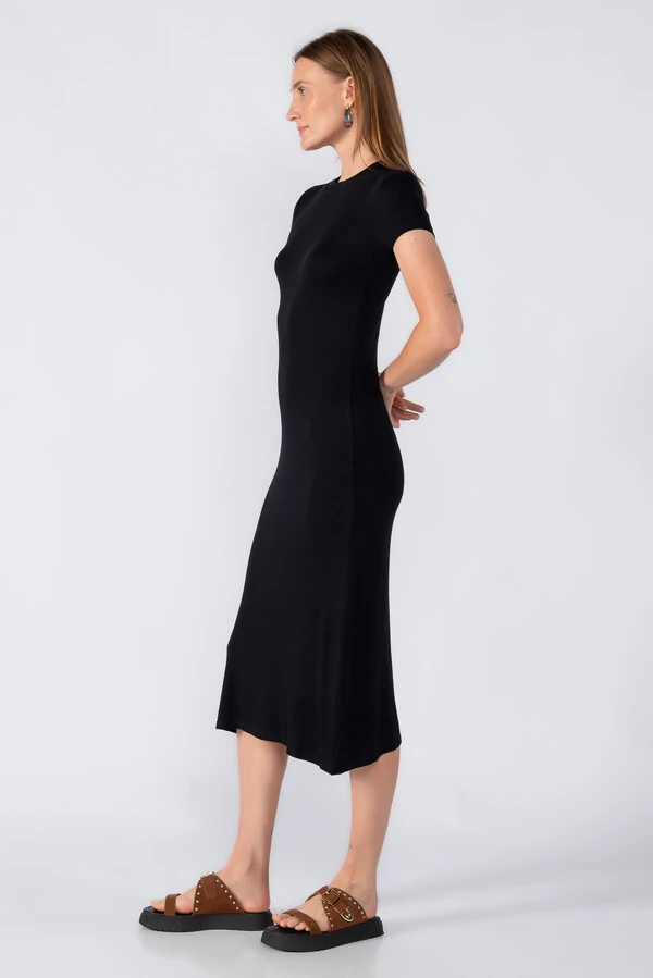 Vestido midi manga curta canelado