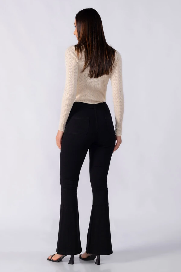 Calca flare classica com bolsos