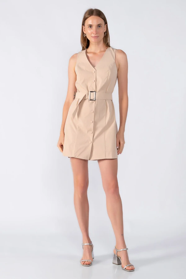 Vestido curto em alfaiataria acinturado