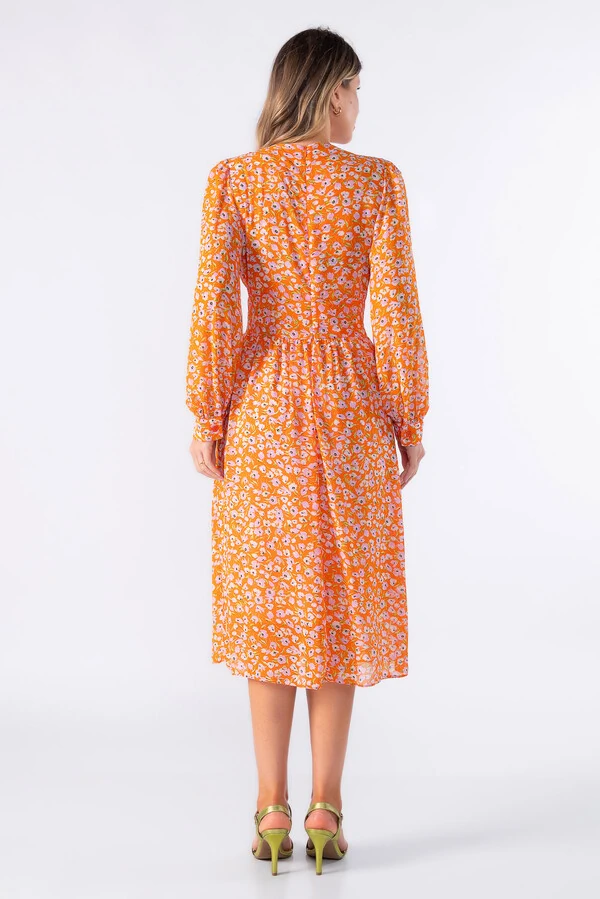 Vestido midi de manga longa e pregas na cintura