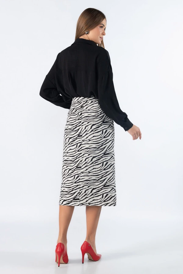Saia midi estampa em zebra com botao detalhado