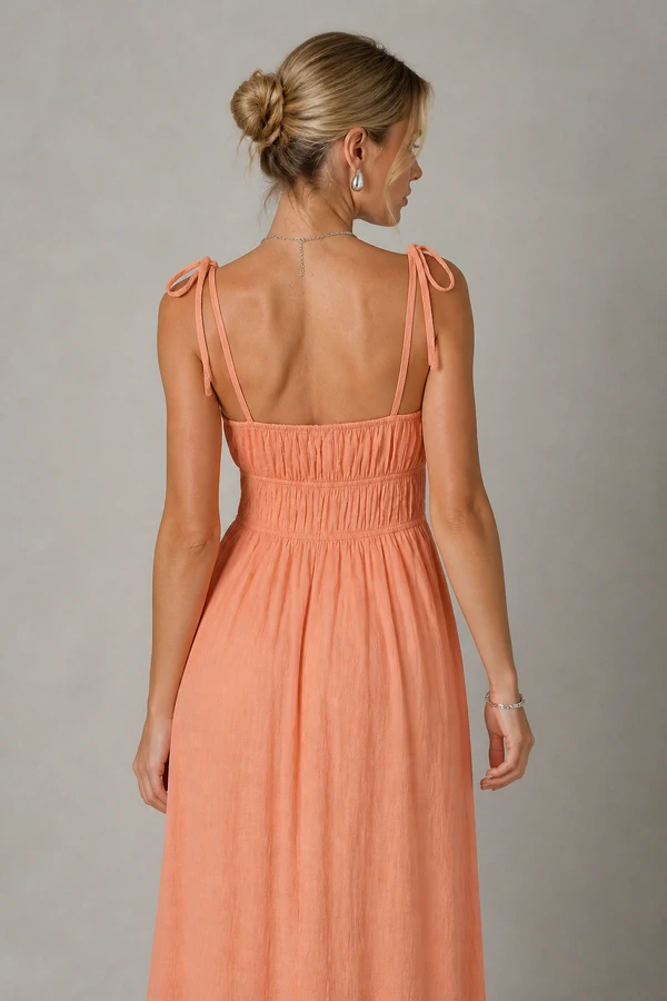 Vestido midi elástico na cintura e alças