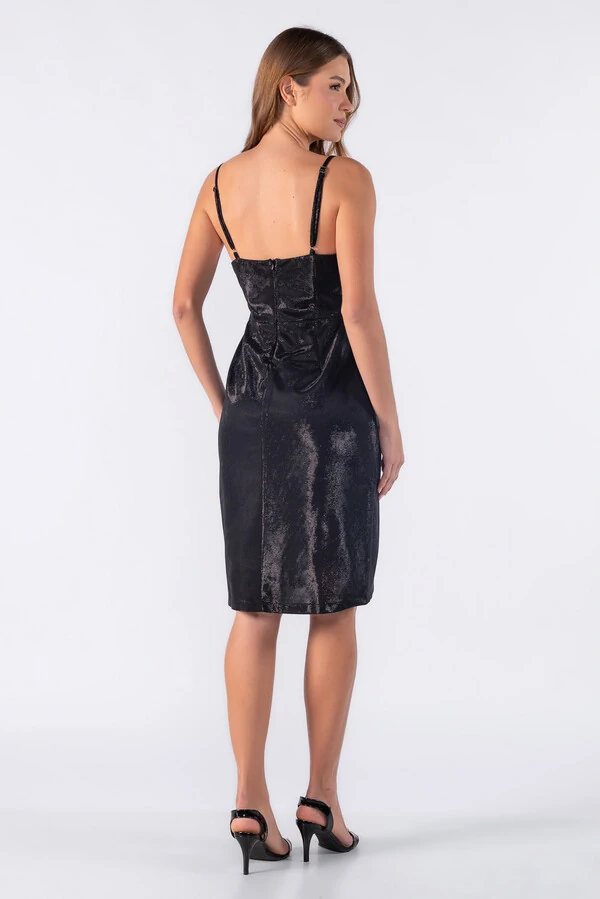 Vestido curto metalizado com decote transpassado