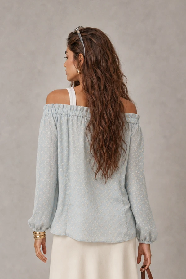 Blusa renda trabalhada ombro a ombro