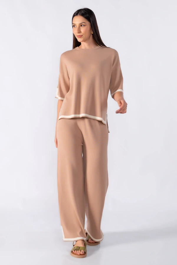 Blusa ampla com detalhe em listra na manga e barra