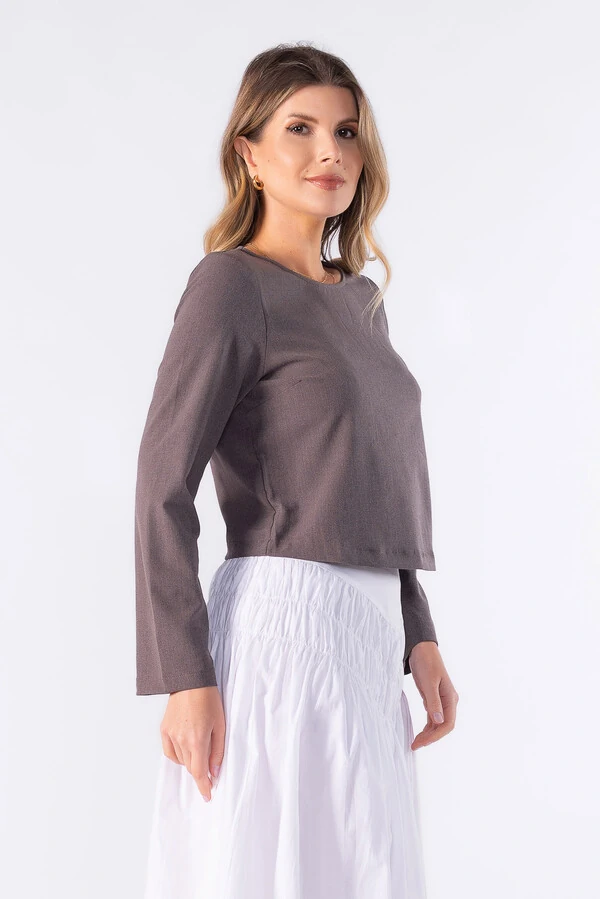 Blusa curta com botao forrado