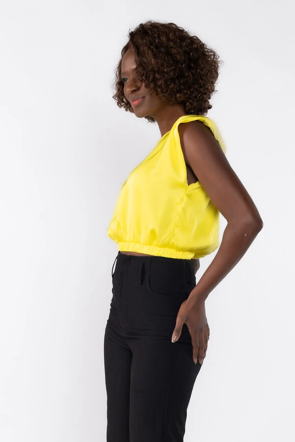 Blusa cropped com ombreiras e elastico na barra