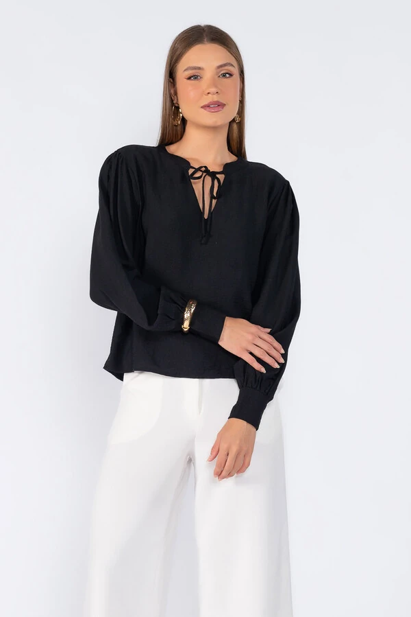 Blusa bata com amarracao no decote