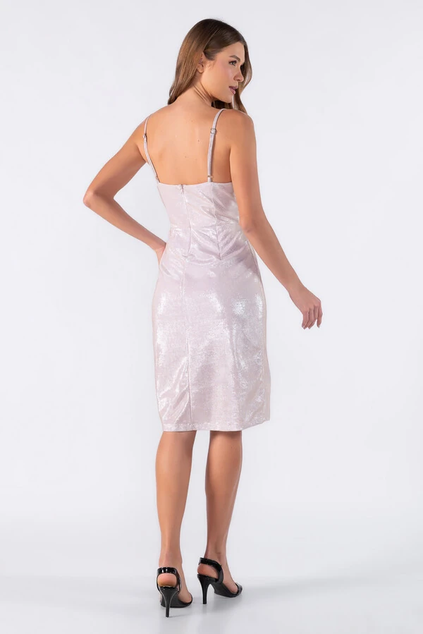 Vestido curto metalizado com decote transpassado