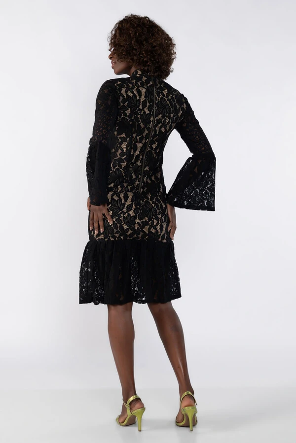 Vestido de renda com fundo bege